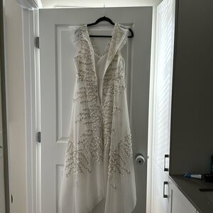 BCBGMAXAZRIA Embroidered Tulle Gown in White Size 8